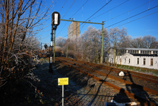 900046 Gezicht op de Oosterspoorweg te Utrecht, vanaf de spoorwegovergang in de Gansstraat / Koningsweg.